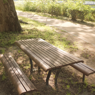 beautiful-shot-park-with-two-wooden-benches-table-foreground